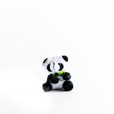 Маленькая панда с веточкой на присоске 8 см
